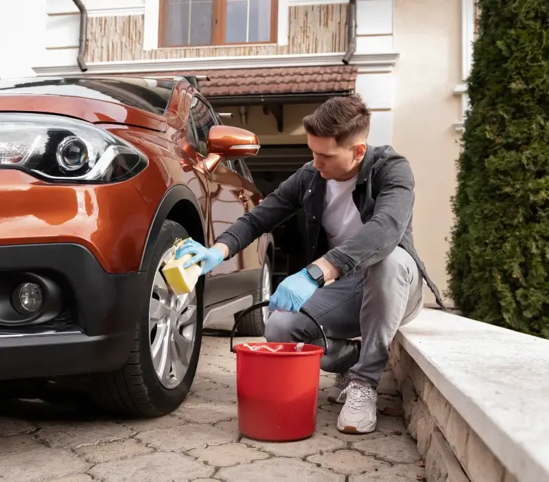 Lavage auto à domicile Ferrières-Saint-Mary : professionnel intervenant sur un véhicule